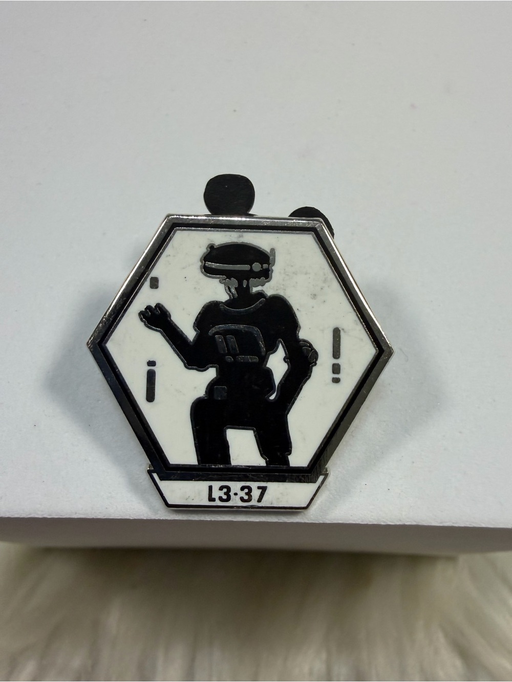 💜3/$15💜 DISNEY L3-37 Droid Hex Enamel Pin - Black & White